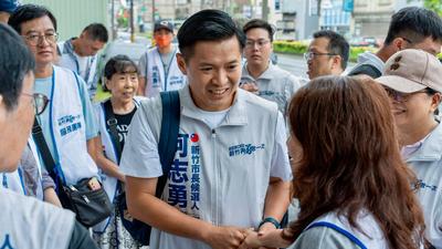 執意挑戰高虹安!何志勇登記參選新竹市長 藍黨部開鍘撤銷黨籍