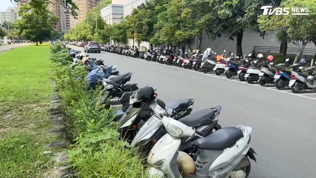 警方除了向相關單位調閱外,也正釐清周邊監視器畫面,採證後全案將以竊盜罪嫌偵辦。(圖/TVBS)