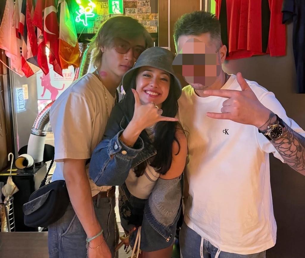 實際上在日媒爆料之前，澤尻英龍華（中）早就跟橋本良亮流出親密合照。（圖／翻攝自推特）