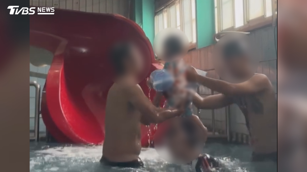 抱童玩滑水道4度滅頂!救生員急抱起
