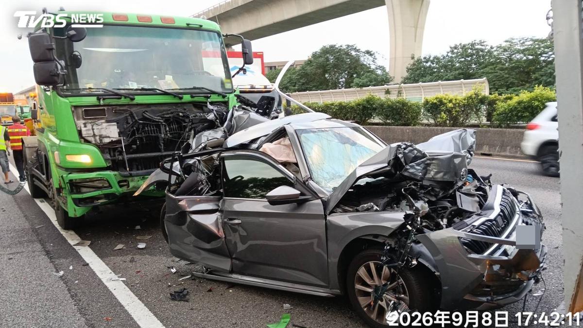 國1中壢段5車連環撞!小客車整輛扭曲 恐怖瞬間曝光