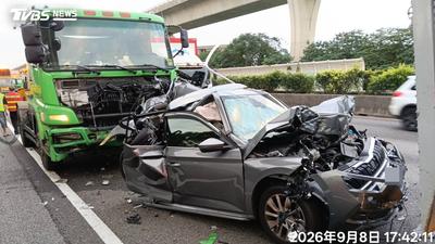 國1中壢段5車連環撞!小客車整輛扭曲 恐怖瞬間曝光