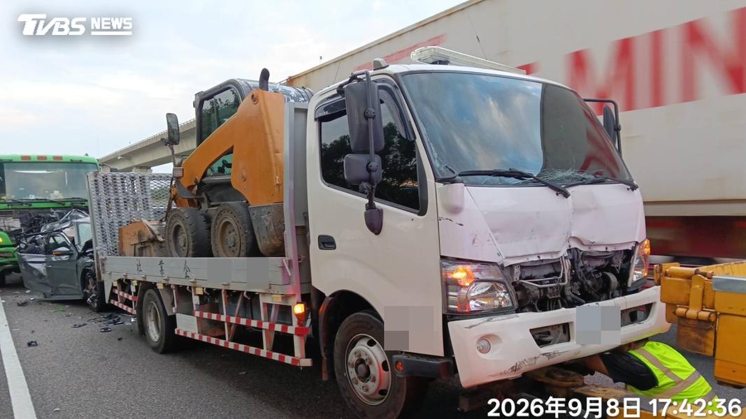 國道1號-車禍-曳引車-桃園中壢-車毀損-追撞-連環撞