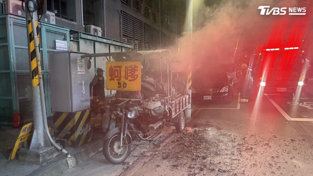蚵嗲攤燒毀,留下攤商一臉錯愕留在原地。(圖/TVBS)