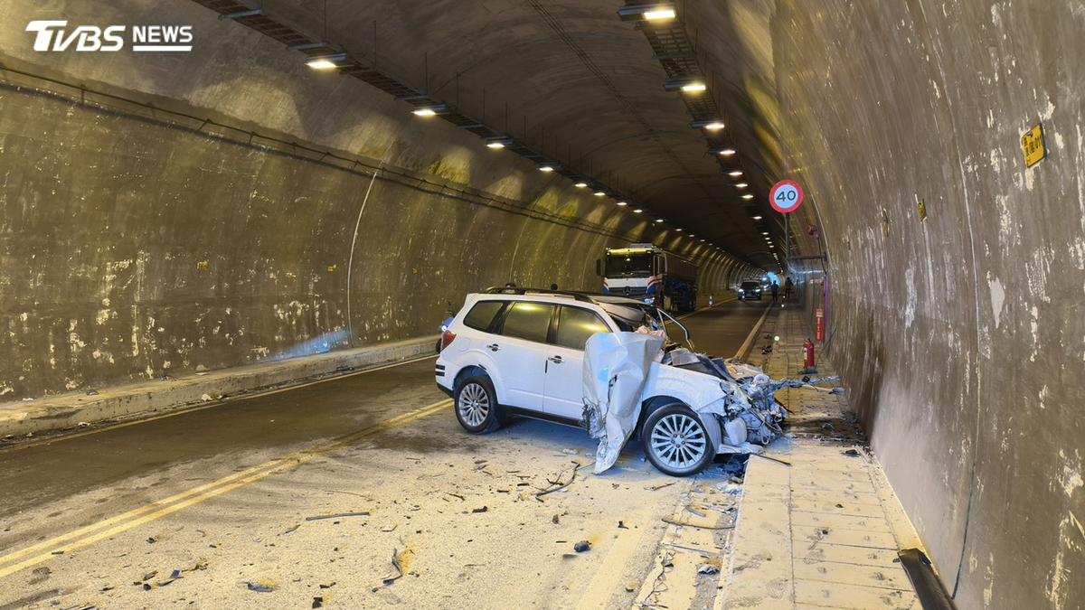 台11線跳浪隧道口休旅車打滑「猛撞對向物流車」 車輛瞬間起火
