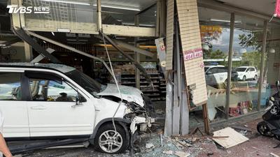 有片/桃園中壢轎車「整輛撞進超商」!肇事女疑疲勞駕駛 顧客輕傷