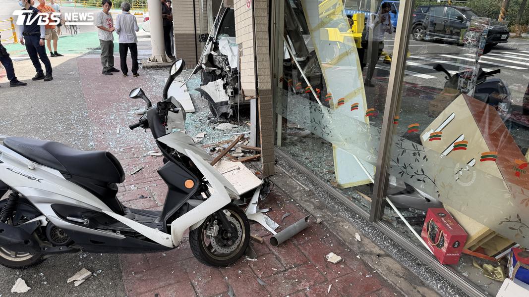 超商-車禍-桃園-失控撞車-中壢-桃園中壢超商