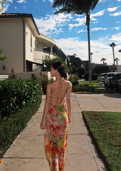 Elly大秀美背。（圖／翻攝自Elly IG）