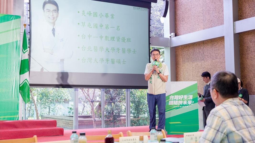 南投縣長參選人温世政向民進黨中常委報告政見願景。(圖/民進黨提供)