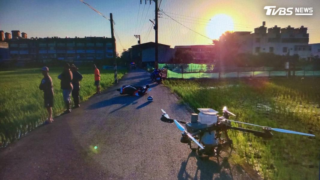 嘉義市西區女子騎乘機車經過產業道路,沒想到正好撞到剛起飛的農用無人機腳架,女子當場人車倒地、送醫治療(圖/TVBS)