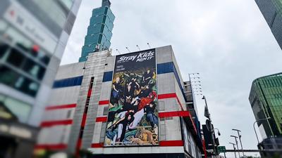 Stray Kids驚喜「現身」信義區!宣布12月登大巨蛋 追平滾石傳奇紀錄