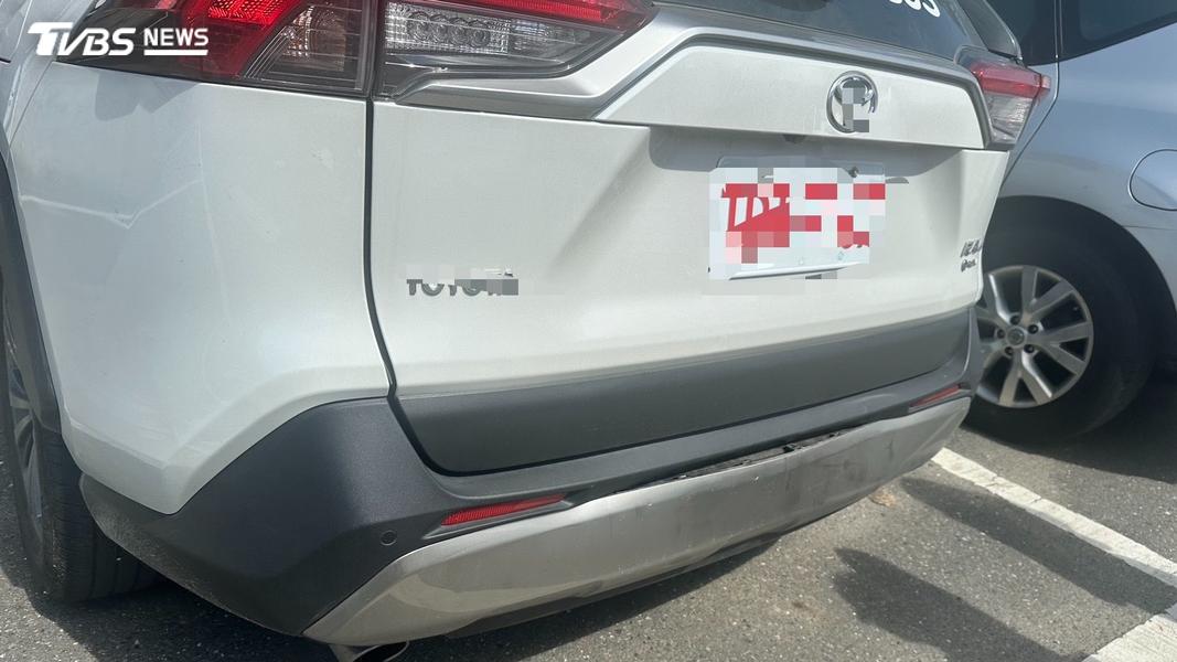 郭男車尾遭追撞。(圖/TVBS)