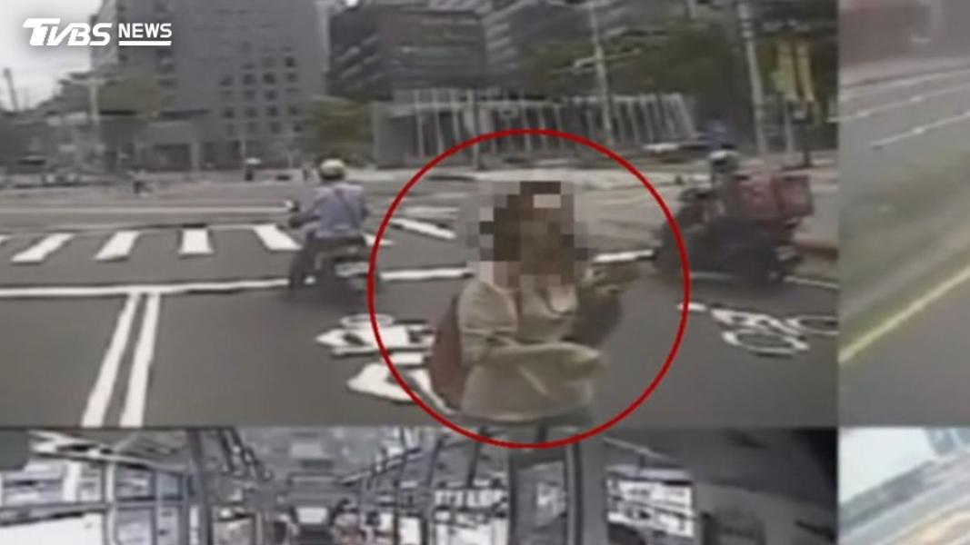 疑「皮包」遺落公車,婦趁停等紅燈「肉身攔停」,求司機開門。(圖/TVBS)