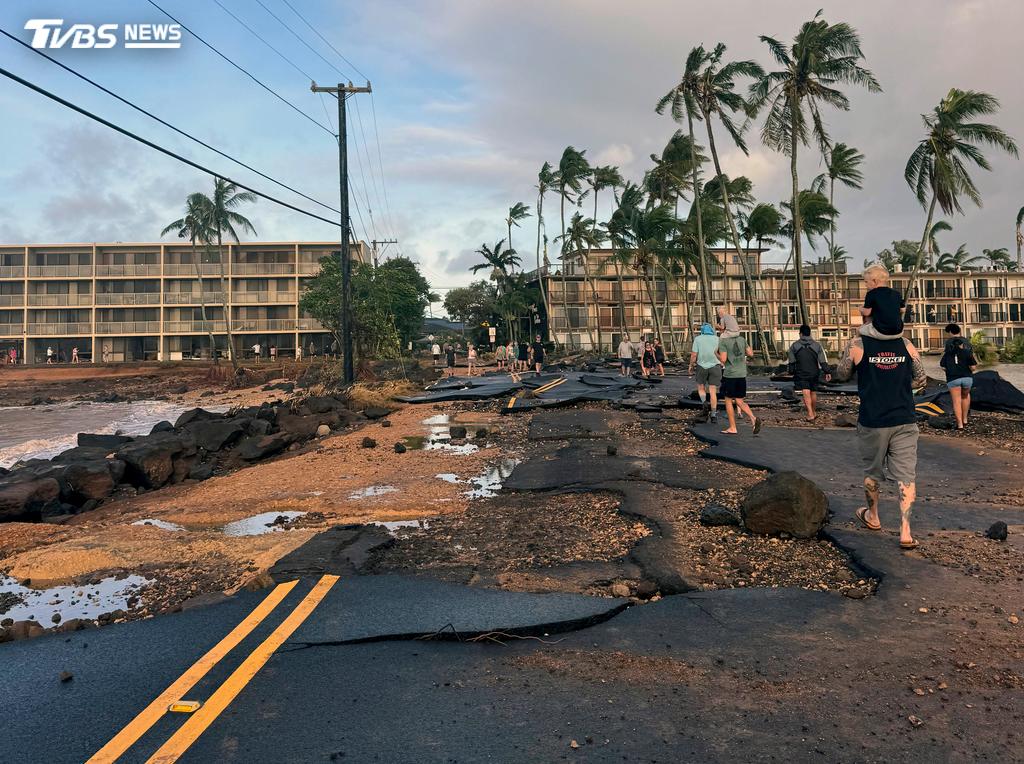美國夏威夷遭遇颶風「羅艾爾」襲擊,道路斷裂淹水 (圖/達志影像美聯社)