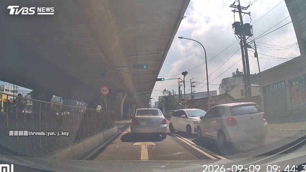 神岡驚見「鬥牛式逼車」!白車逆向硬撞逃離現場,3小時到案。(圖/民眾提供)