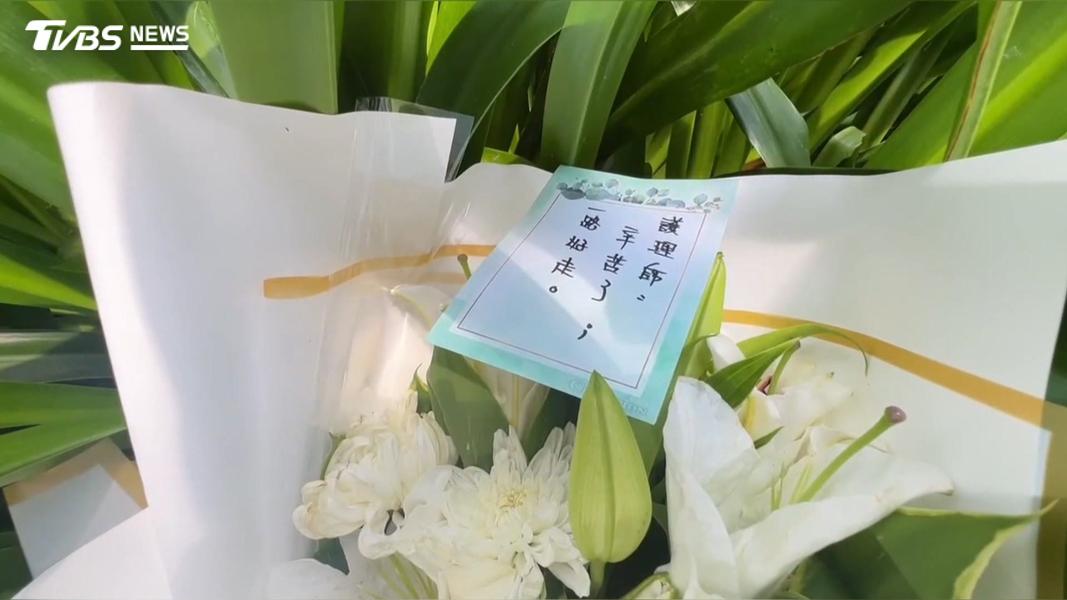 護理師,辛苦了,一路好走。(圖/TVBS)