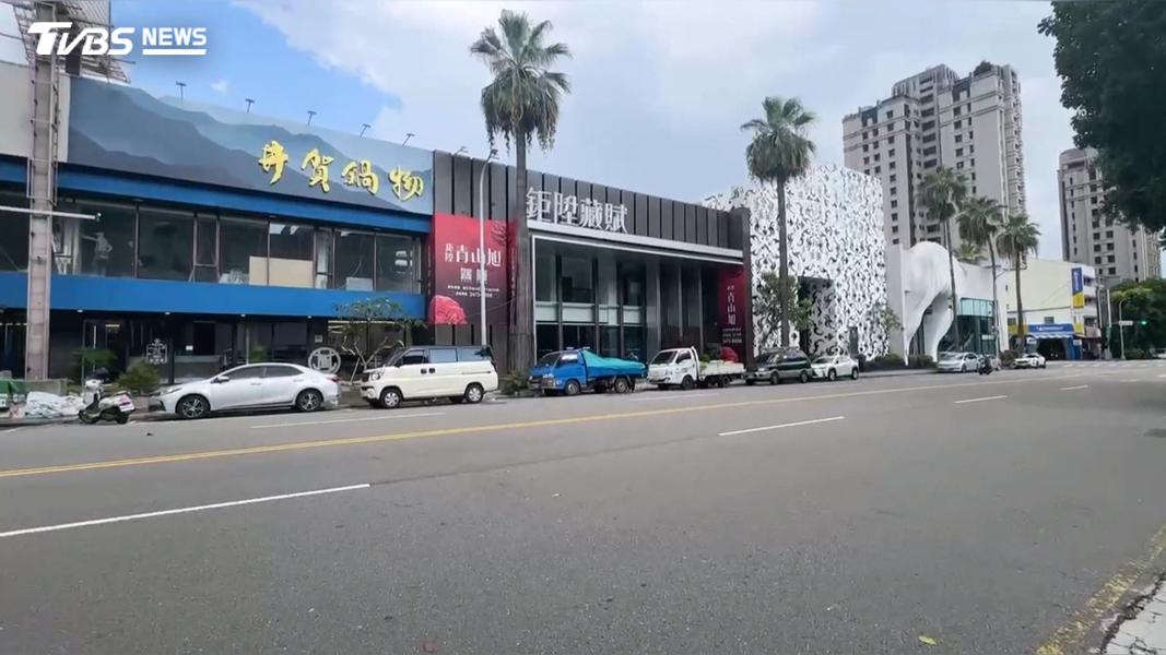 如今大坪數場地已變成藥妝店,內部甚至設有停車格。(圖/TVBS)