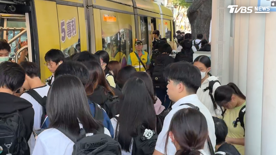 高雄輕軌樹德家商站便會湧入大批放學學生,車廂內擠得水洩不通,不少人甚至得苦等半小時才能順利上車(圖/TVBS)