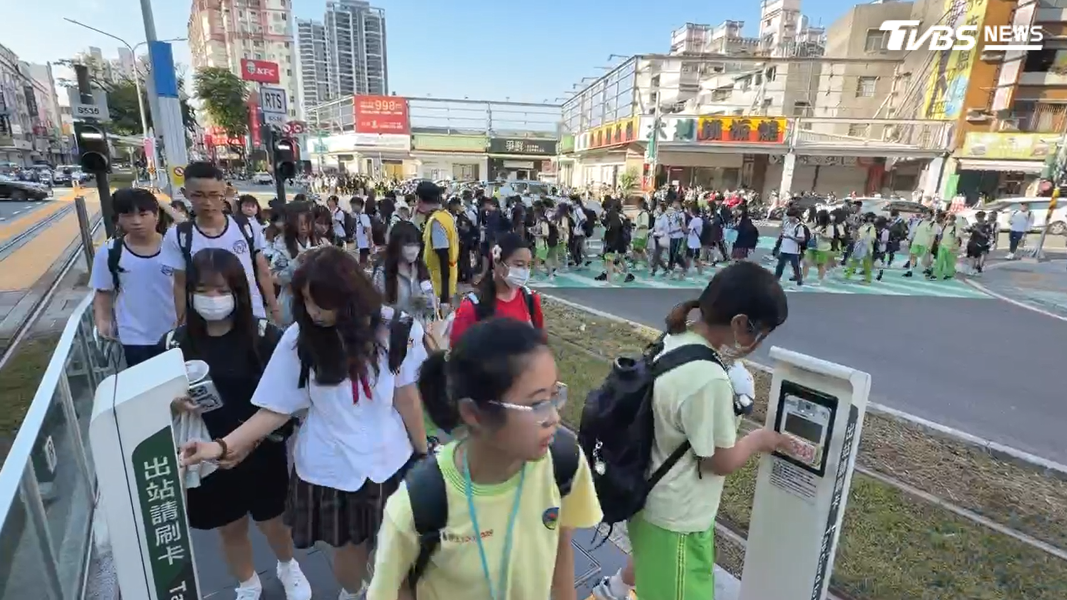高雄樹德家商輕軌站每到平日下午放學時段,車廂內總是人潮洶湧,擠得像沙丁魚般,站內走道也被等候下一班車的學生佔滿(圖/TVBS)