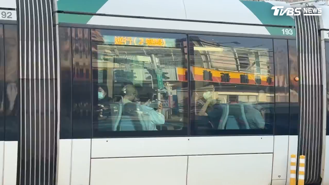 三校學生同時放學,有時得苦等兩到三班輕軌才能順利搭乘,高雄捷運局比照演唱會等大型活動的疏運模式,直接派出空車專門載送學生(圖/TVBS)