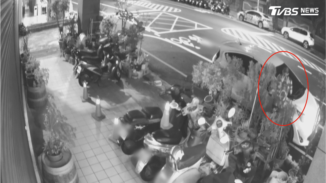 高雄知名六合商圈,6號凌晨四點多,一名慣竊鎖定一輛轎車,徘徊觀察車內,變裝後從副駕駛座爬上車偷走包包(圖/TVBS)