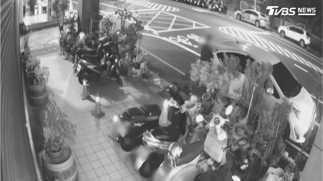 男子整個行竊過程行雲流水,來來回回開車門至少5次,甚至離開前不忘用衣服擦掉把手上的指紋(圖/TVBS)
