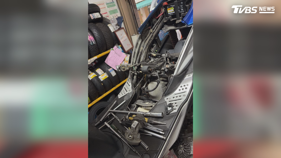 高雄岡山一名車主,兩年前把愛車送到授權特約店保養,沒想到近日到另一家車行檢查,師傅拆開一看,竟發現零件疑似漏裝(圖/TVBS)