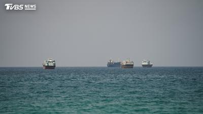 轟伊5油輪遭報復!美10船遭襲 路透社:原油飆破百美元