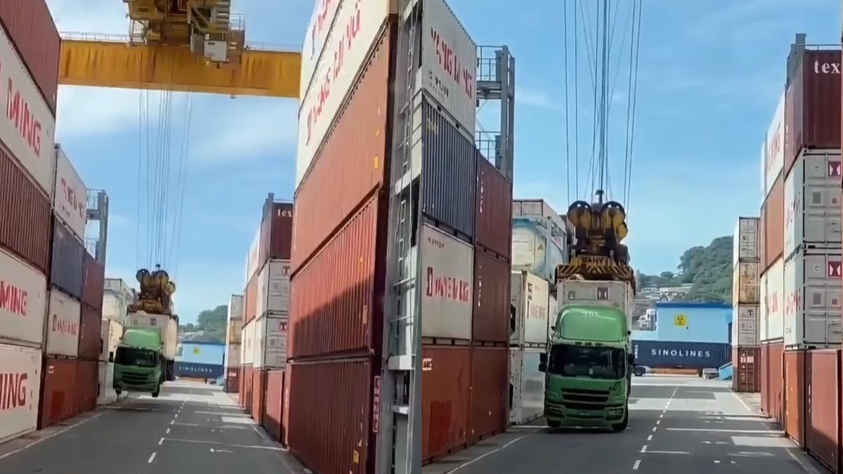 忘記拔插銷!貨櫃車「連人帶車」吊空中 驚險畫面曝