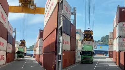忘記拔插銷!貨櫃車「連人帶車」吊空中 驚險畫面曝