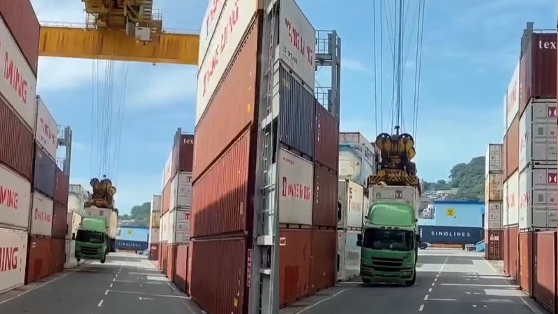 司機忘記拔插銷,貨櫃車連櫃帶車被吊起。(圖/翻攝自臉屬社團「職業聯結車職業大貨車職業大客車拉拉隊運輸業照片影片資訊分享團」)