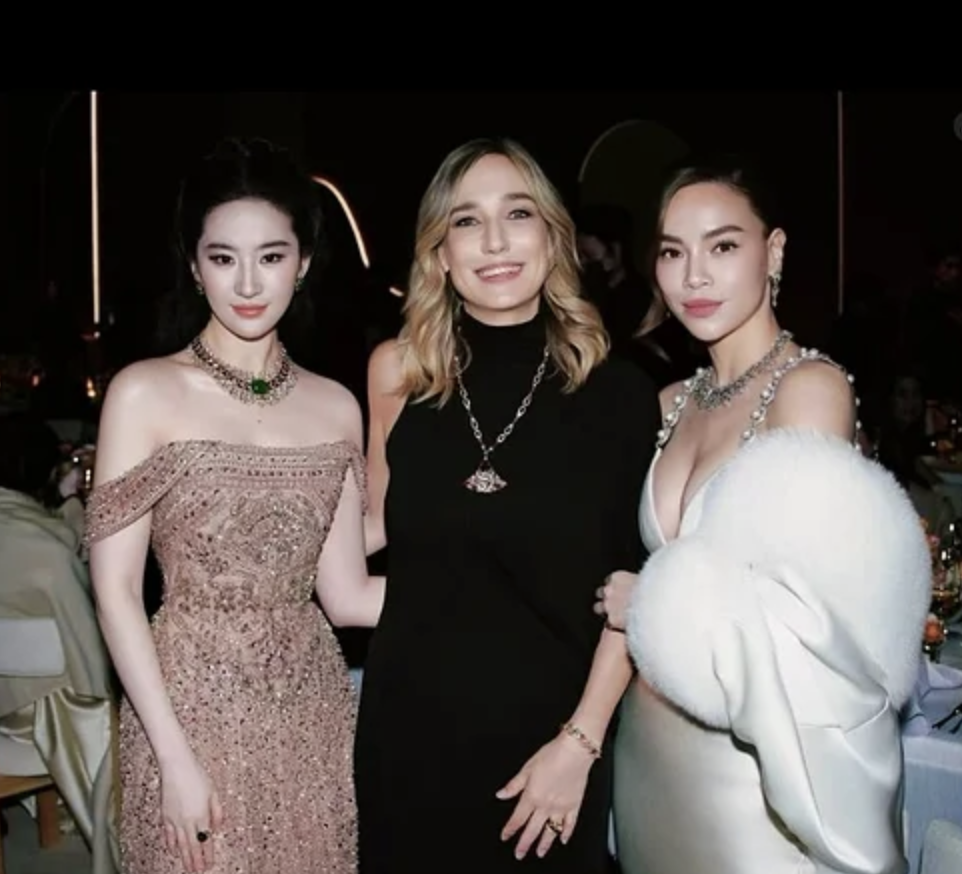 越南女星胡玉荷社群版本是原先的3人合照。(圖/翻攝自IG)