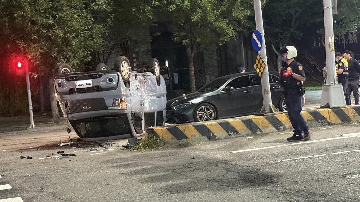 台中箱型車「四輪朝天」 2駕駛輕傷