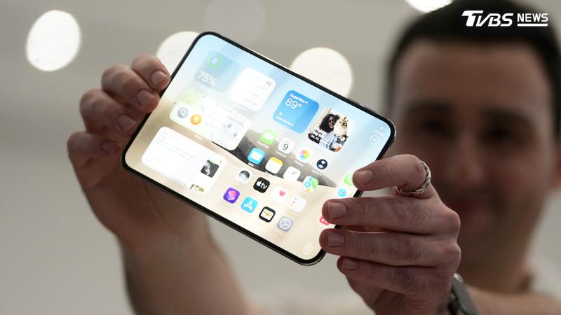 蘋果公司今天發表外界期盼已久的首款摺疊智慧型手機iPhone Duo,這是執行長特納斯於9月1日掌舵後,蘋果公司舉行的首場發表會。(圖/達志影像美聯社)