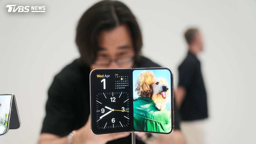 蘋果首款摺疊機「iPhone Duo」重磅登場。(圖/達志影像美聯社)