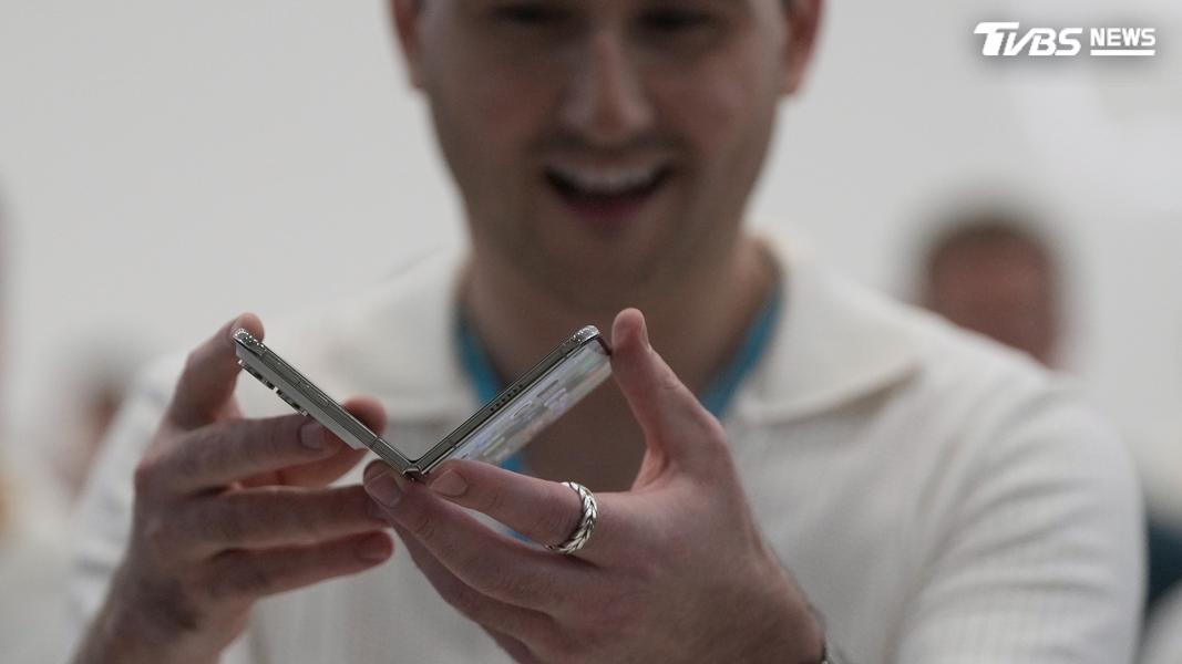 iPhone Duo採用類似護照的左右對開折疊設計,展開後厚度僅5.2毫米、閉合為11.3毫米。(圖/達志影像美聯社)