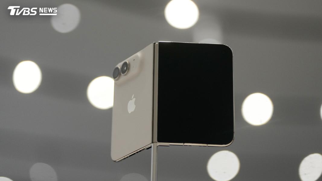 iPhone Duo內螢幕首度導入霧面奈米紋理處理,讓摺痕在螢幕點亮時幾乎完全隱形。(圖/達志影像美聯社)