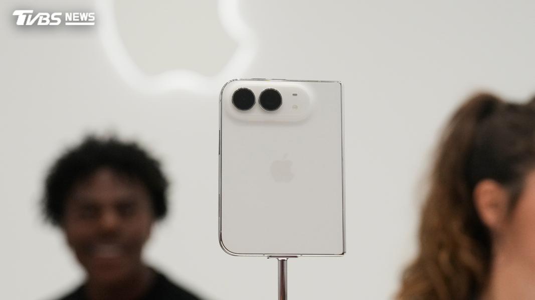 iPhone Duo搭載頂級A20 Pro晶片,配備4,800萬畫素主鏡頭與超廣角鏡頭。(圖/達志影像美聯社)