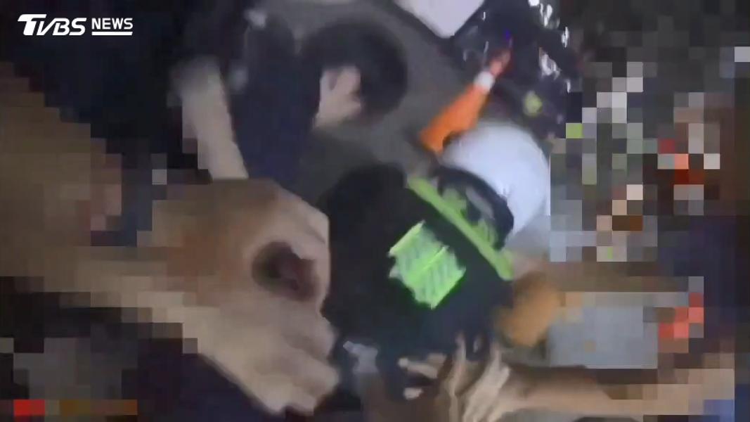 警方將人壓制。(圖/TVBS)