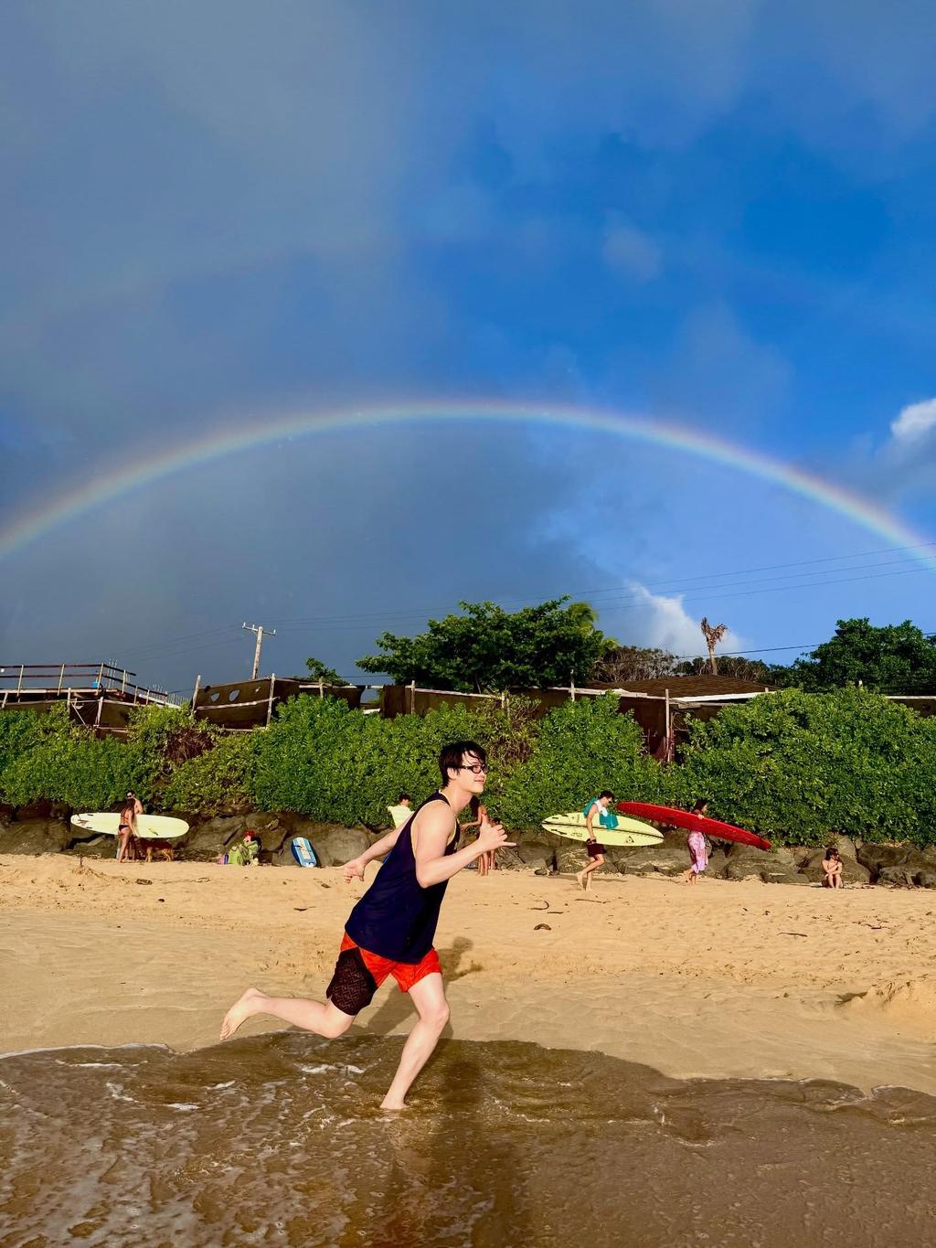李鍾碩在海浪與雙彩虹下興奮狂奔。(圖/翻攝自IG@jongsuk0206)