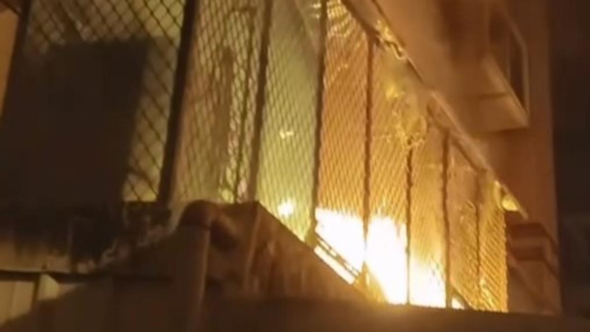 羅東大樓深夜火災!熱心鄰救屋主跌傷 烈焰猛竄畫面曝