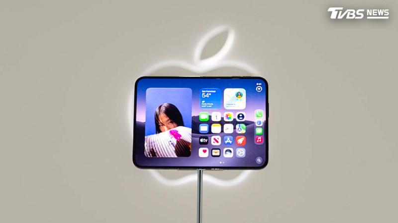 蘋果(Apple)今天舉行秋季發表會,推出了首款摺疊機iPhone Duo。(圖/達志影像美聯社)