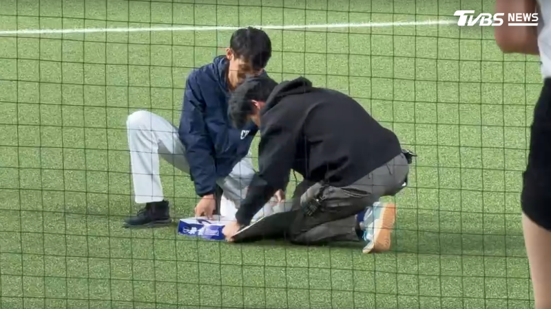 大巨蛋老鼠闖球場比賽一度中斷。(圖/TVBS)