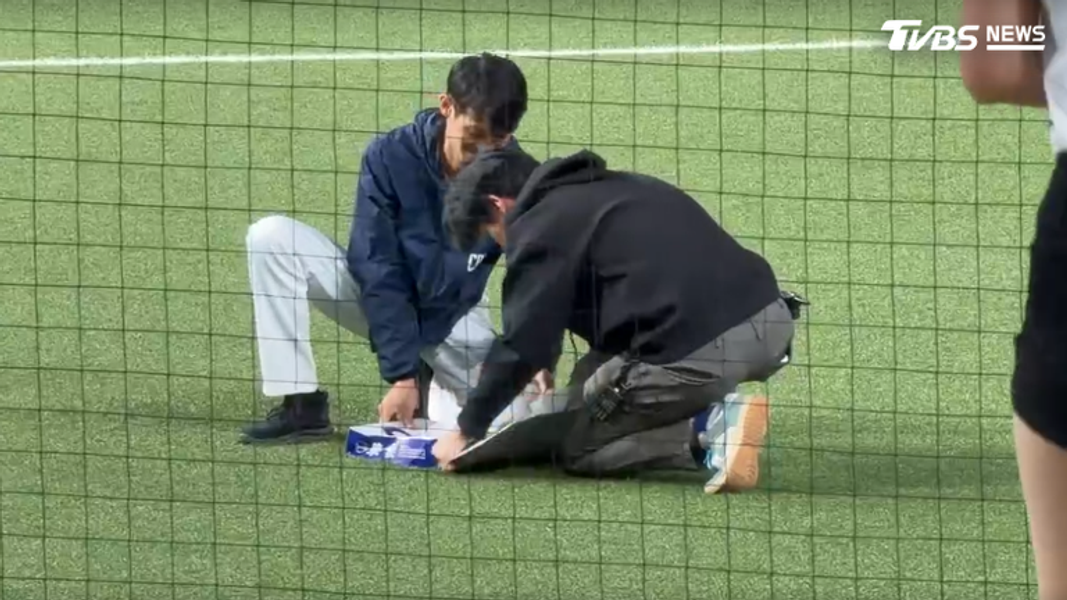 大巨蛋老鼠闖球場比賽一度中斷。(圖/TVBS)