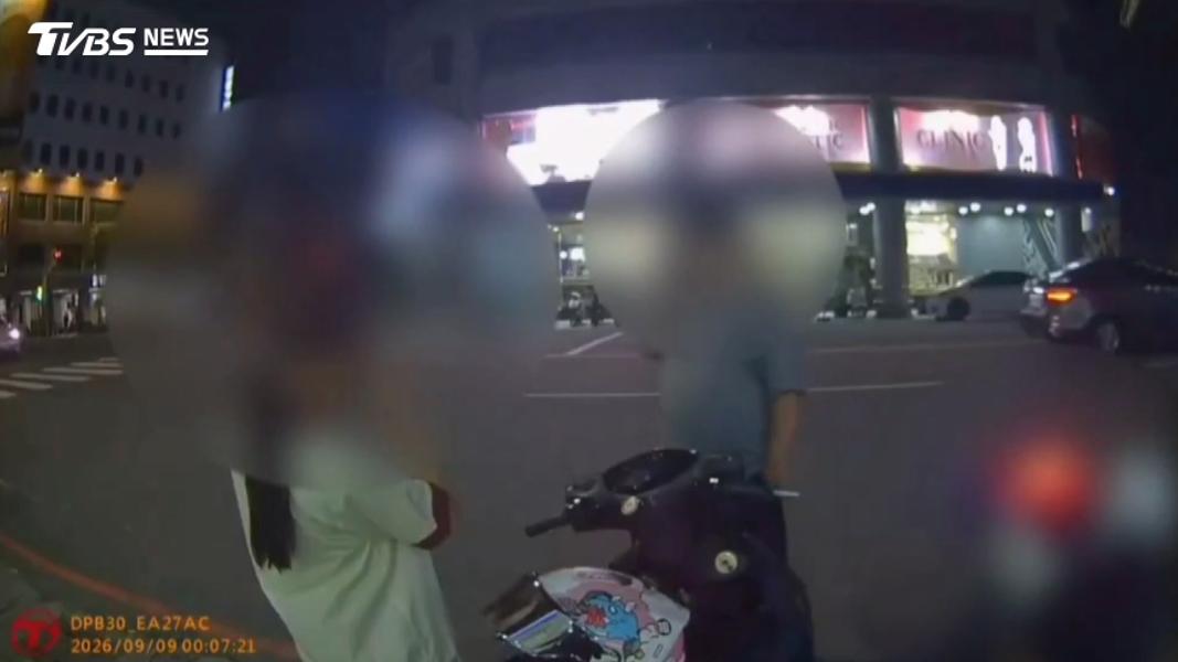 高雄前金區,無照騎車遇攔查秒落跑,16歲少年丟包女友,4違規最高恐面臨73200元罰款。(圖/TVBS)