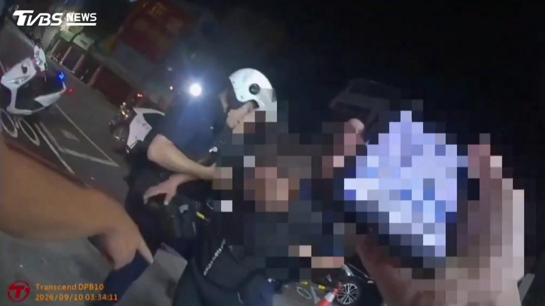 57歲吳姓男子酒後誤認他人為仇家,竟將2名女員工推倒在地,警方獲報到場後,當場將其壓制在地。(圖/TVBS)