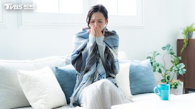 秋老虎好熱卻手腳冰冷!醫揭「3部位」關鍵 早上喝1杯甩寒氣