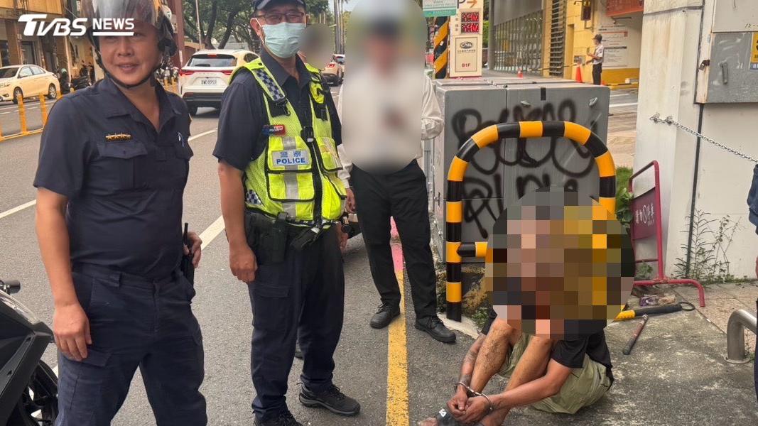 多名員警出動包圍這名黑衣男子,當場從其身上搜出1萬多元現金,隨即將其壓制在地上銬逮捕。(圖/TVBS)