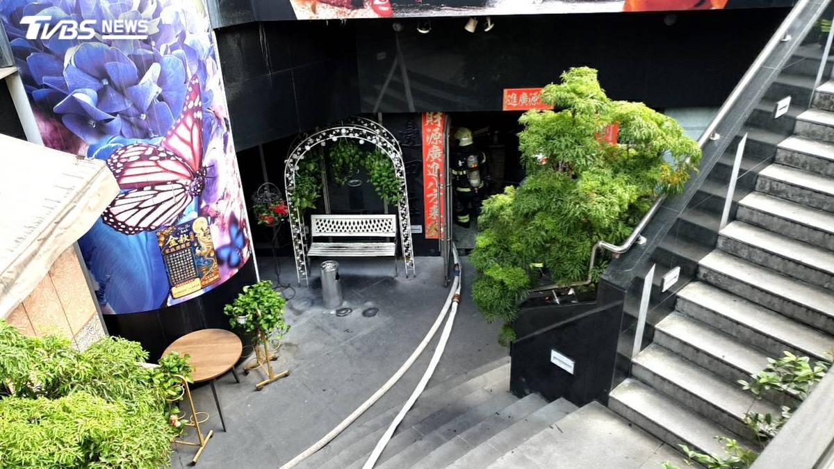 快訊/北市松江路煙霧迷漫!行天宮旁餐廳火警 濃煙猛竄