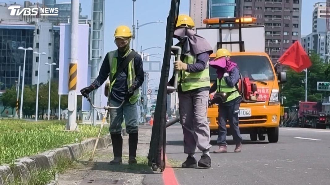 工程車駕駛揮紅旗提醒後方車輛外,割草的同時還會派一人舉著防護網,一路緊跟在旁,就是擔心又有小石頭及雜草噴濺騎士。(圖/TVBS)